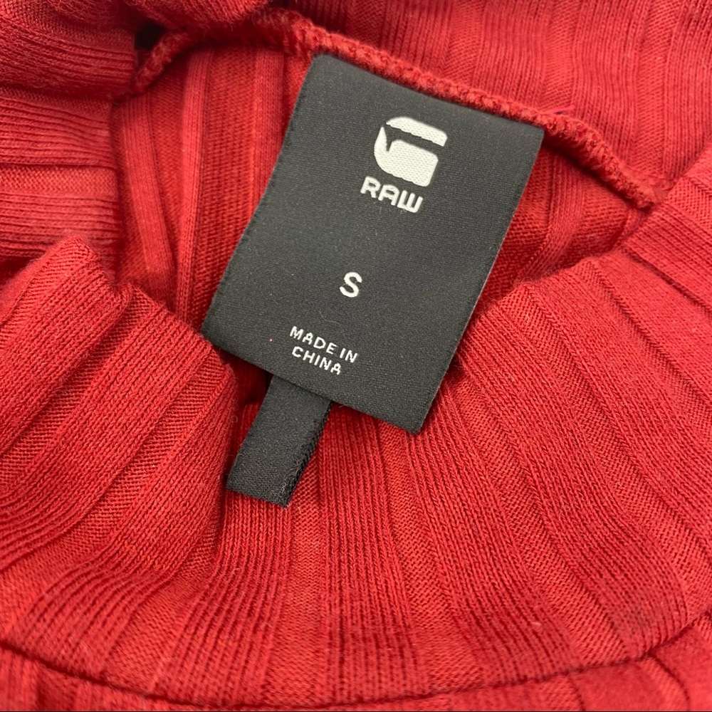 Elegant Red Ribbed Dress - Picture 12 of 13